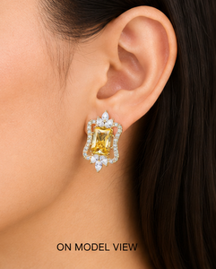 Pendientes de lujo con diamantes talla esmeralda y halo en oro amarillo de 18 quilates, con detalles florales de inspiración vintage y brillo radiante. - Product Image 6