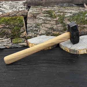 ค้อนตีเหล็กทำมือ หัวเหล็กคาร์บอน ด้ามไม้แอชตามหลักสรีรศาสตร์ ตีขึ้นรูปสองด้าน เครื่องมือขึ้นรูปโลหะ OEM DIY สำหรับผู้เริ่มต้น - Product Image 4