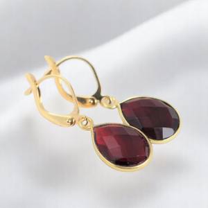 ต่างหูพลอยโกเมนทรงหยดน้ำ เจียระไนเหลี่ยม ประดับบนตัวเรือนเงินแท้ 925 ชุบทอง งานแฮนด์เมด เครื่องประดับสั่งทำสำหรับผู้หญิง - Product Image 4