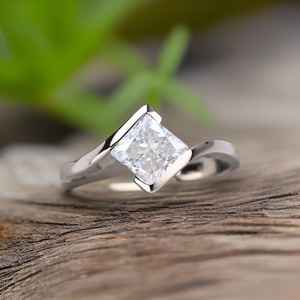 Bague de fiançailles vintage unique en moissanite taille princesse, en or rose, avec grappe de princesse, style bypass, délicate, pour mariage - Product Image 2