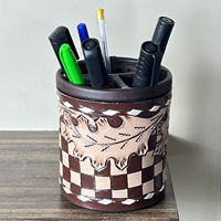 Nouveauté March Expo : Porte-stylo rond en cuir à motif damier, style occidental, fait main, organisateur de bureau, accessoire de bureau artisanal