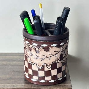 Nouveauté March Expo : Porte-stylo rond en cuir à motif damier, style occidental, fait main, organisateur de bureau, accessoire de bureau artisanal - Product Image 3