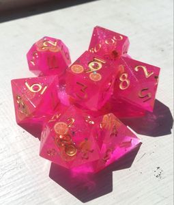 Juego de dados de resina premium para juegos de rol de mesa con efectos brillantes y patrones decorativos - Product Image 3