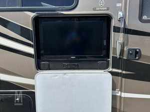 Autocaravana de Lujo 4x4 con Tracción en las Cuatro Ruedas, Mini Caravana, Remolque RV para 4 Personas, Camper Todoterreno de Fibra de Vidrio con Ducha y Baño - Product Image 3