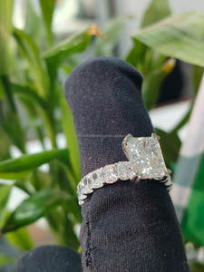 Anillo de Diamantes de Corte Radiante de Lujo en Oro Blanco con Piedras Laterales, Elegante Joya de Compromiso para Mujer, Diseño Fino Personalizado - Product Image 2