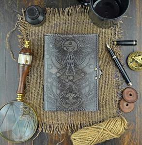 Diario de Cuero Vintage con Grabado de Mariposas y Polillas Luna, Hecho a Mano con Papel de Borde Rústico – Cuaderno de Bocetos y Diario de Naturaleza, Regalo - Product Image 4