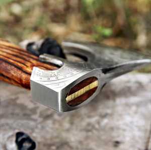 Hacha Vikinga con Hoja de Acero de Alto Carbono Grabada, Mango de Madera de Grado Industrial para Uso en Supervivencia al Aire Libre - Product Image 4