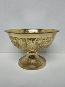 Idéal pour les occasions festives grâce à leur aspect élégant, les bols en laiton n'absorbent pas l'humidité, gardant les noix croustillantes et fraîches. - Product Image 6