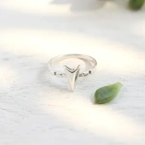 Bijoux élégants pour femmes, plaqué argent 18 carats, laiton, style tendance unique, modèle en forme de flèche, bagues statement, bijoux minimalistes à la mode - Product Image 1