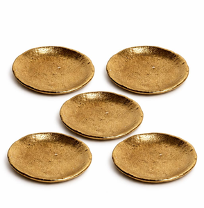 Juego de posavasos decorativos de metal con textura dorada, en forma de corazones y calabazas detalladas, disponibles a precios de mayorista. - Product Image 4