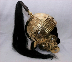 Casque romain entièrement en laiton, casque de chevalier romain Montefortino en laiton avec plume - Product Image 2