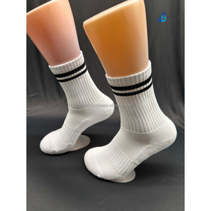 Chaussettes de tennis blanches personnalisées pour hommes, antidérapantes, en jacquard tricoté, Spandex/Coton, respirantes, coupe régulière, pour l'automne, motif lettres - Product Image 1