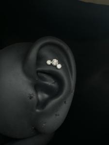 Delicado Pendiente de Concha de Oro de 14K con Diamante Cultivado en Laboratorio y Engaste Invisible en Curva Abierta - Product Image 6