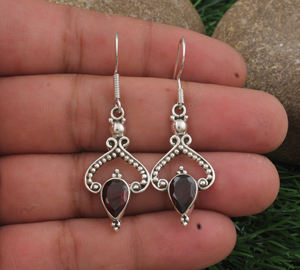 Boucles d'oreilles pendantes en grenat rouge naturel, argent sterling 925, faites à la main, pierre précieuse rouge foncé, bijoux de luxe pour les fêtes, cadeau pour elle - Product Image 1