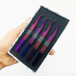 Pince à cils en acier inoxydable avec revêtement plasma violet / Poignée diamantée / 4 pinces à pointes différentes et emballage personnalisé en boîte cartonnée - Product Image 2
