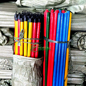 Máquina portátil de fabricación vietnamita para palos de escoba y fregona de madera recubiertos de PVC, totalmente coloreados, ecológicos, impermeables, y cabezales de escoba y recogedor para inodoros. - Product Image 1