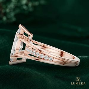 Bague de luxe en or avec diamant de laboratoire taille marquise, triple sangle fendue, sertissage cathédrale à six griffes, joaillerie fine - Product Image 3