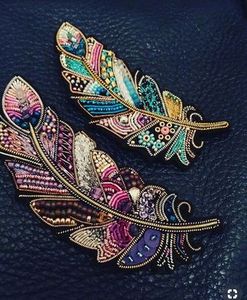 Broche de revers unique faite à la main, brodée et perlée, pour manteaux, écharpes et chapeaux – Broche artisanale de luxe brodée avec - Product Image 2