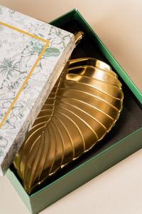 Plateau de service de luxe en métal doré en forme de cœur et de feuille pour la restauration, vaisselle élégante à motif botanique pour hôtels et restaurants, vente en gros - Product Image 2