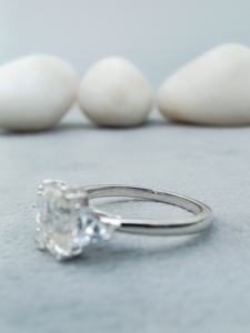 Bague de fiançailles tendance en or massif 14 carats avec diamant de laboratoire taille émeraude VVS/VS 2 carats de D'vins Jewels, certifiée IGI - Product Image 3
