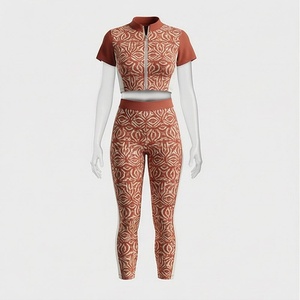 Ensemble de yoga 2 pièces pour femme : haut court zippé à imprimé géométrique couleur rouille et leggings taille haute à manches courtes - Product Image 1