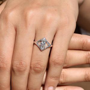 Anillo de compromiso solitario de oro macizo con diamante talla marquesa y diseño geométrico abierto, moderno, de espacio negativo, de lujo, regalo de alta gama - Product Image 3