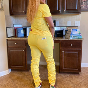 Uniformes de Hospital al por Mayor: Conjuntos de Uniformes Médicos para Enfermeras con Blusas de Manga Corta con Volantes y Pantalones Jogger Apilados - Product Image 4