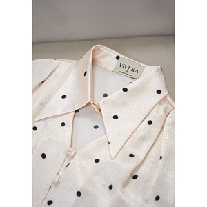 Blusa Casual de Oficina para Mujer, Diseño Personalizado BETTY, Elegante y Femenina, de Satén Texturizado con Puntos, Manga Larga y Cuello Recortado, Estilo Vietnamita - Product Image 6