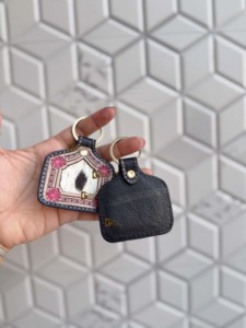 Llavero de Cuero Hecho a Mano con Diseño Personalizado 2026, Forma Irregular, Grabado en Relieve, Impresión, Pendientes para Llaves, Venta Caliente, Accesorio de Regalo Unisex - Product Image 3
