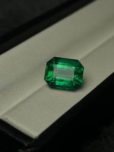 พลอยมรกตสีเขียวธรรมชาติทรงแปดเหลี่ยมสำหรับทำเครื่องประดับ - Product Image 1