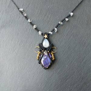 Pendentif Hécate en macramé doré vintage fait main, avec sertissage clos en labradorite, pierre de lune et quartz, bijoux de sorcière et païens pour fiançailles - Product Image 1