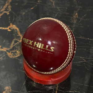 ลูกคริกเก็ต RED Cricket Hard Ball Test Star 156 กรัม หนังวัวแท้ 3 ชั้น แกนคอร์ก เย็บมือ คุณภาพระดับ Test Match ยี่ห้อ IBEX HILL - Product Image 4