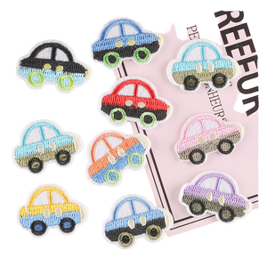 Fabrication de badges personnalisés en chenille avec logo brodé pour les marques de vêtements, les vestes, les casquettes, les sacs et les boutiques de détail. - Product Image 2
