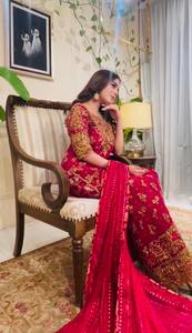 Vestido Anarkali Pakistaní Premium Plateado Metálico, Largo y Escultural, con Hombros Acolchados con Estructura Audaz y Detalles Intrincados - Product Image 2