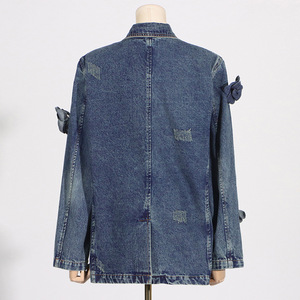 Nueva Chaqueta Vaquera de Moda Urbana con Decoración Floral Tridimensional y Detalles Desgastados para Mujer - Product Image 3