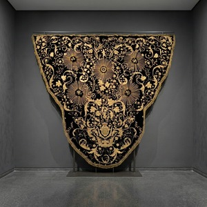 Bandera Bordada a Mano de Terciopelo Negro con Bordado Floral Dorado, Bandera Decorativa Litúrgica Barroca Personalizada para Colgar - Product Image 6