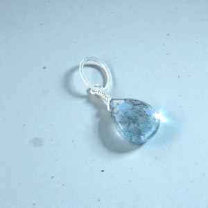 Pendentif en préhnite naturelle à facettes en forme de poire, plaqué or 14 carats, enroulé de fil d'argent, pierre précieuse verte, bijou religieux porte-bonheur - Product Image 3