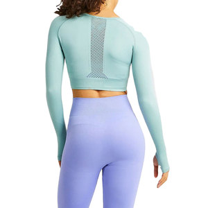 Crop top femme en tissu durable, lavable, couleur unie, style streetwear urbain, chic, minimaliste, tendance, moderne et élégant. - Product Image 4