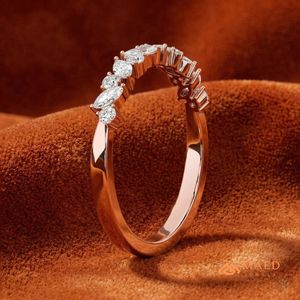 Anillo de Compromiso Chapado en Oro Rosa, Anillo de Eternidad Delgado con Micro Pavé de Moissanita, Banda de Boda para Mujer, Elegante, Apilable, Regalo en Oro Rosa - Product Image 2