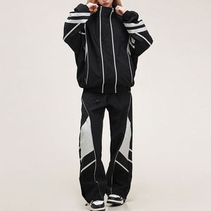 Conjunto de Chaqueta Cortavientos y Pantalones Cortos Personalizados para Mujer - Product Image 6