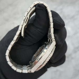 Reloj de Diamantes de Alta Demanda para Damas con Bisel de Cristal, Diseño Ligero para Usar en la Noche, Disponible al Mejor Precio - Product Image 3