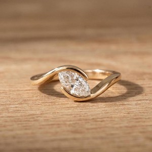 Superbe bague solitaire minimaliste en or massif 14K 18K avec diamant de laboratoire taille marquise certifié IGI, couleur DEF, clarté VS VVS - Product Image 1
