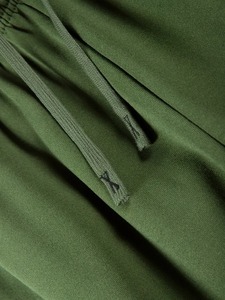 Survêtement ample et élégant, confectionné en tissu résistant, avec poignets côtelés et taille ajustable par cordon, idéal pour une tenue confortable toute la journée. - Product Image 3