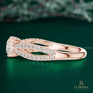 Bague de mode en or rose, taille brillant ronde, avec bande pavée croisée, unique et romantique, cadeau d'anniversaire pour femme - Product Image 4