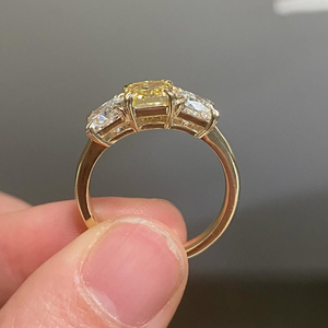 แหวนเพชรเลี้ยงในห้องปฏิบัติการทรงสามเม็ด 1.5 กะรัต สีเหลืองแฟนซี ทรงคุชชั่น ตัวเรือนทอง 14K ดีไซน์หรูหราเหนือกาลเวลา - Product Image 2