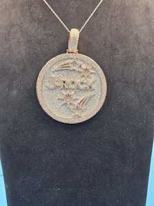 จี้ฮิปฮอปแบบกำหนดเองประดับเพชรโมอิสซาไนต์ VVS เงินแท้ 925 ชุบทอง ประดับเพชรเต็มวง จี้รูปวงกลมพร้อมอักษรย่อแบบสองสี - Product Image 5