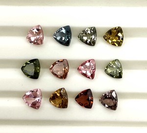 Turmalina natural multicolor con corte trillón de 5 mm, gema facetada para la fabricación de joyas, certificada por IGI. - Product Image 4