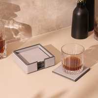 Plateau de service gris fin au design minimaliste, durable, texture shagreen grise, poignées à bordure dorée, ensemble de sous-verres au design minimaliste