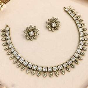 Ensemble collier et boucles d'oreilles pour femme JeweleMarket, plaqué or, pierres en cristal, style ethnique, pour mariage, fiançailles, anniversaire, fête, cadeau, Maharashtra - Product Image 1