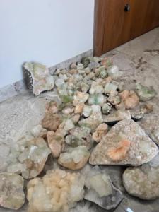 Pierre d'apophyllite vert clair naturel |   Cristal décoratif pour la maison, le bureau et la présentation - Product Image 2